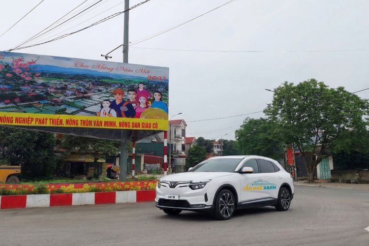 Xe ghép Cẩm Khê Hà Nội bằng xe điện VinFast VF5 VF8 sang trọng